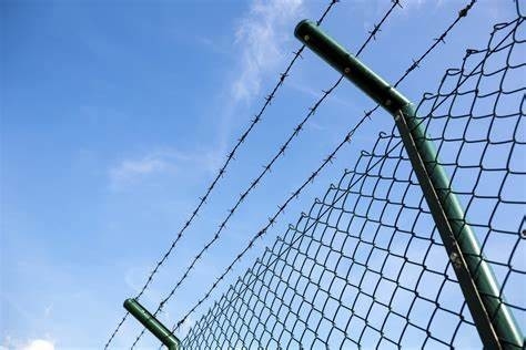 Panjang 10-200m 9 Gauge Chain Link Fence Tahan aus berat